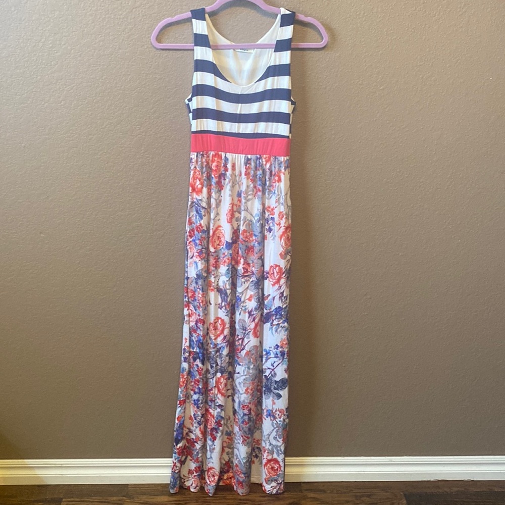 Elonges Scoop-neck tank Maxi dress with pockets in size Small